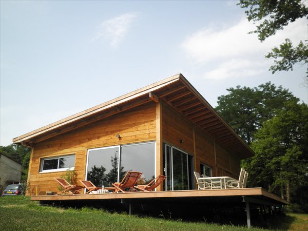 Maison avec toit en bac acier dans les Landes