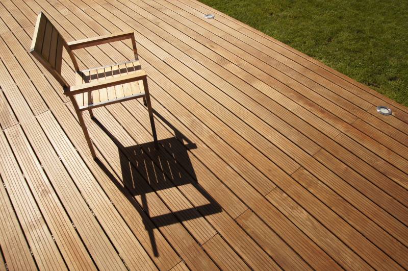 Faire construire une terrasse en matériau composite à Bordeaux