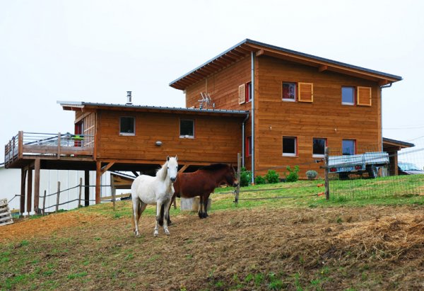 Maison à moitié sur pilotis en pleine campagne