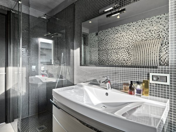 Choix du sol et du carrelage pour une salle de bain contemporaine