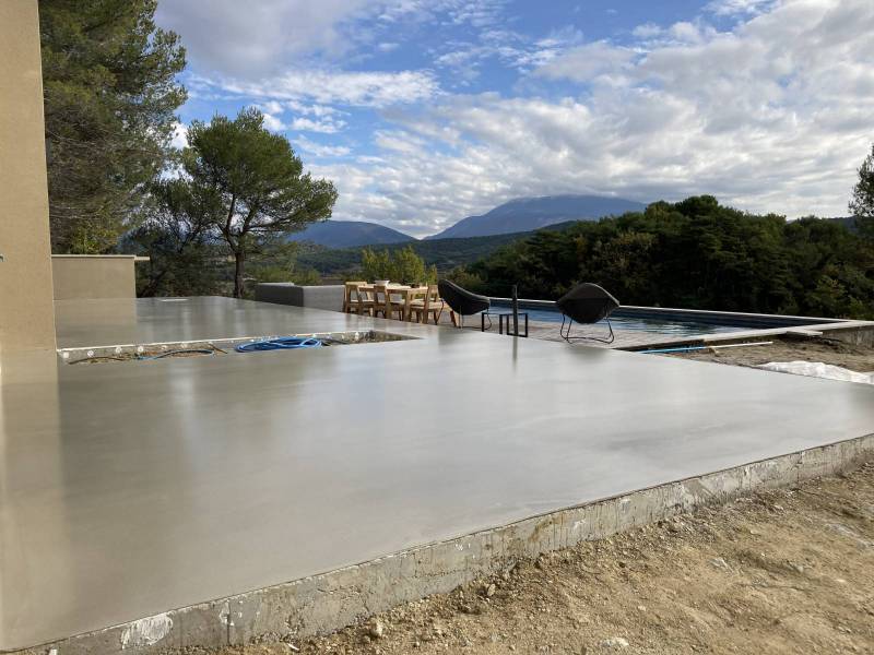 poseur de béton ciré décoratif pour terrasse extérieur St Tropez dans le Var