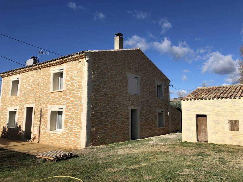 Pose d'enduit sculpté pour rénover et décorer les façades de votre maison à Istres 