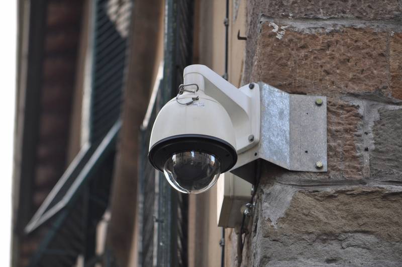 Système de vidéosurveillance avec détecteur de mouvements pour l'entrée d'une maison à Lyon