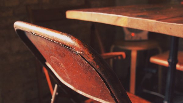 Chaise et table en bois