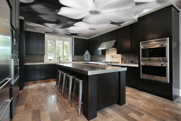 Plafond tendu et tapisserie de mur pour la décoration de votre maison