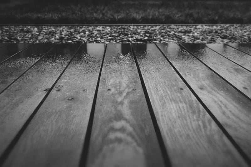 Faire installer une terrasse en résine minérale à Bordeaux