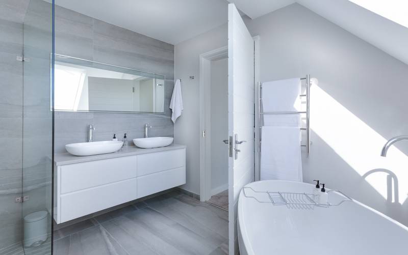 Faire refaire les parois de douche et le plan de travail d'une salle de bain en granit avec adgm à Nîmes