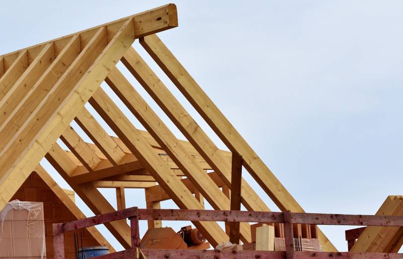 Construction d'une charpente traditionnelle en bois apparent à La Farlède Toulon 
