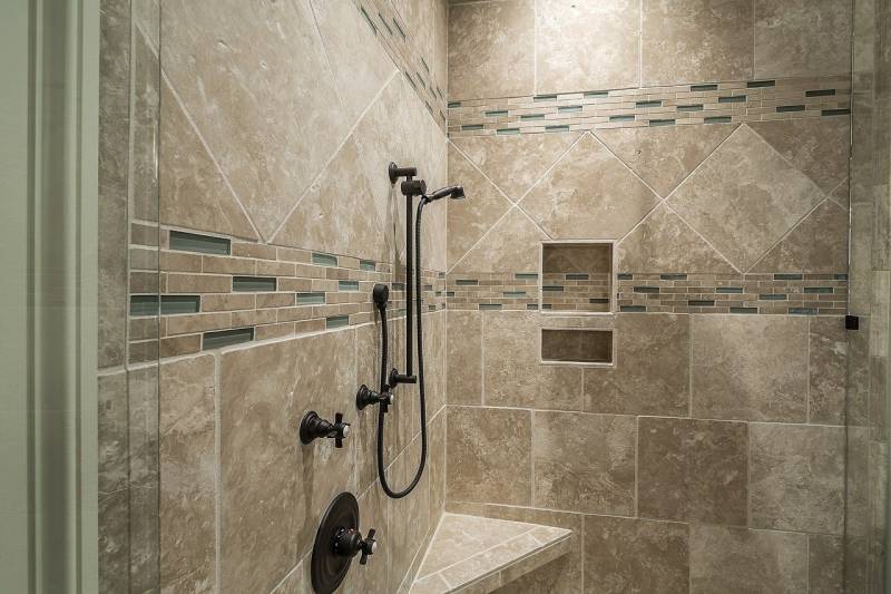Choisir le bon carrelage pour créer une douche à l'italienne dans les Landes